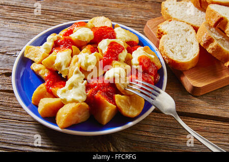 Tapas patatas bravas pomme frites mayonnaise à la tomate et de l'Espagne Banque D'Images