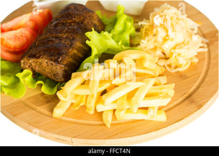 La viande cuite au four, tomates et frites Banque D'Images