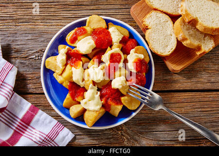 Tapas patatas bravas pomme frites mayonnaise à la tomate et de l'Espagne Banque D'Images