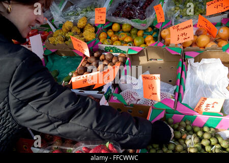 Le Juif orthodoxe de Tu Bishvat festival est célébré comme le Nouvel An des arbres avec un repas symbolique de différentes variétés de fruits. Ici dans un supermarché Stamford Hill une femme achète une sélection de différents fruits pour sa famille à utiliser dans la célébration. Banque D'Images