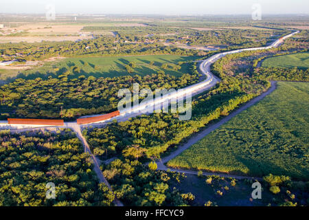 Rio Grande Valley US-Mexique frontière près de McAllen, Texas. La frontière est une courte chainlink fence au dessus d'une coupe de 20 pieds entremêlés avec des clôtures plus élevées où les routes traversent la frontière. Credit : Donna Burton / USCBP / Collection Contrebande Banque D'Images