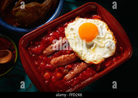 Pisto Tapas con tomate oeufs ratatouille et de la saucisse de l'Espagne Banque D'Images