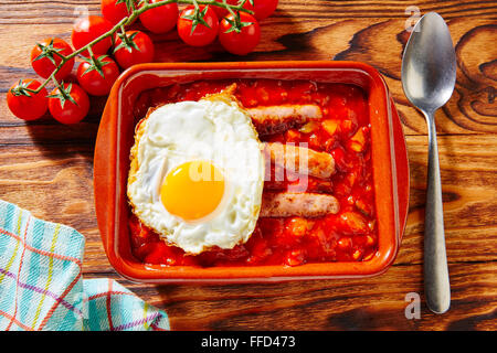 Pisto Tapas con tomate oeufs ratatouille et de la saucisse de l'Espagne Banque D'Images