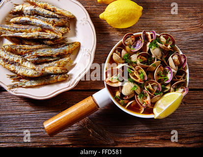 Fruits de mer espagnol Tapas palourdes Crevettes calamars romana et frits poissons anchois Banque D'Images