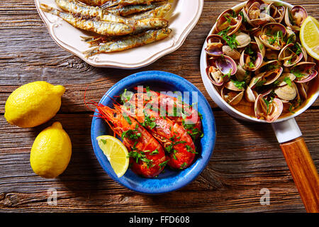 Fruits de mer espagnol Tapas palourdes Crevettes et poissons anchois frits Banque D'Images