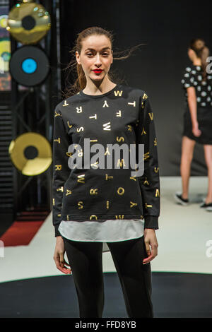 18 janvier 2016 - Hong Kong, Hong Kong SAR, Chine - Taylor Swift lance une nouvelle marque de mode 'Swift' pour la Chine. Taylor Swift choisit la 47ème Hong Kong Fashion Week automne/hiver comme lieu pour le lancement de la ligne de vêtements qui sera uniquement disponible en Chine..Taylor a fait équipe avec la marque à Nashville, patrimoine66, de vendre sa ligne de vêtements exclusivement en Chine. Avec 18 000 acheteurs au salon le marché est important. .L'événement organisé par Hong Kong Trade Development Council (HKTDC) hôtes designer Kate Liegey, le chef de l'exploitation du patrimoine66 pour le lancement de Ta Banque D'Images