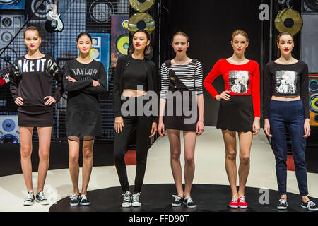 18 janvier 2016 - Hong Kong, Hong Kong SAR, Chine - Taylor Swift lance une nouvelle marque de mode 'Swift' pour la Chine. Taylor Swift choisit la 47ème Hong Kong Fashion Week automne/hiver comme lieu pour le lancement de la ligne de vêtements qui sera uniquement disponible en Chine..Taylor a fait équipe avec la marque à Nashville, patrimoine66, de vendre sa ligne de vêtements exclusivement en Chine. Avec 18 000 acheteurs au salon le marché est important. .L'événement organisé par Hong Kong Trade Development Council (HKTDC) hôtes designer Kate Liegey, le chef de l'exploitation du patrimoine66 pour le lancement de Ta Banque D'Images