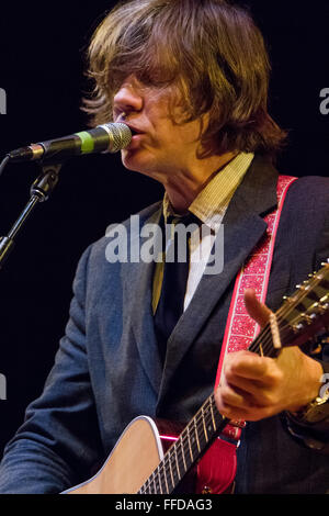 Milan Italie. 09 décembre 2011. Le chanteur/compositeur Thurston Moore effectue sur scène au teatro Dal Verme de prese Banque D'Images