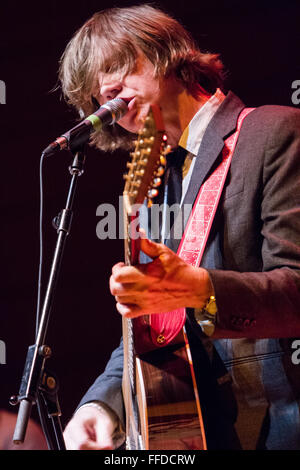 Milan Italie. 09 décembre 2011. Le chanteur/compositeur Thurston Moore effectue sur scène au teatro Dal Verme de prese Banque D'Images