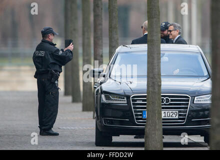 Berlin, Allemagne. 12 Février, 2016. L'acteur américain George Clooney (R) a une photo prise de lui-même et un agent de police après que lui et sa femme Amal a rencontré la chancelière allemande Angela Merkel à la Chancellerie fédérale allemande à Berlin, Allemagne, 12 février 2016. Photo : KAY NIETFELD/dpa/Alamy Live News Banque D'Images