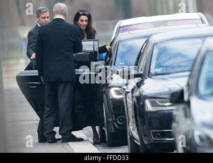 Berlin, Allemagne. 12 Février, 2016. L'acteur américain George Clooney (L) et son épouse Amal (R) partir après un entretien avec la Chancelière allemande Angela Merkel (pas sur la photo) à la Chancellerie fédérale allemande à Berlin, Allemagne, 12 février 2016. Photo : KAY NIETFELD/dpa/Alamy Live News Banque D'Images