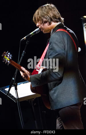 Milan Italie. 09 décembre 2011. Le chanteur/compositeur Thurston Moore effectue sur scène au teatro Dal Verme de prese Banque D'Images