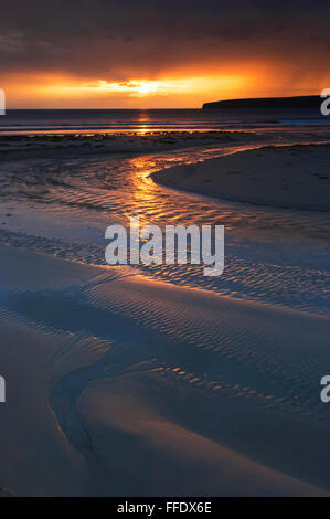 Coucher de soleil depuis la baie de Dunnett, Caithness, en Écosse. Banque D'Images