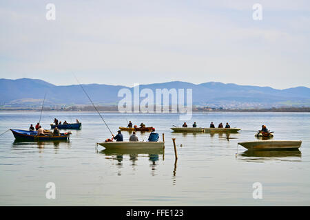 Plusieurs pêcheurs et bateaux de pêche dans le petit lac Banque D'Images