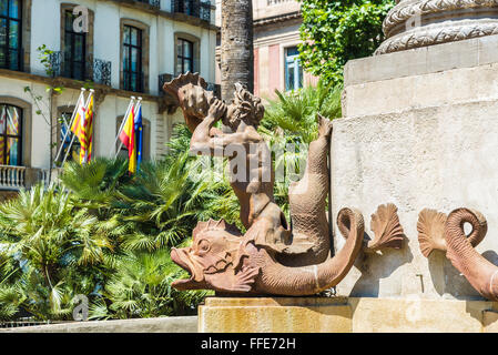 Statue de fer newt jouer a horn dans la vieille ville de Barcelone, Catalogne, Espagne Banque D'Images