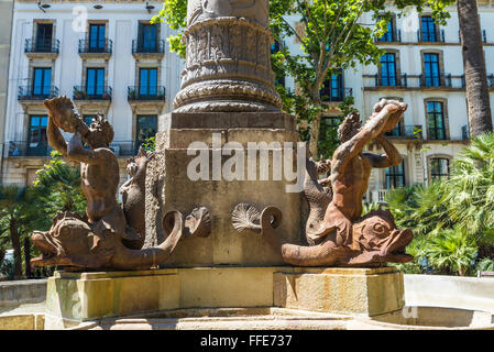 Statue de fer de tritons jouant une corne dans la vieille ville de Barcelone, Catalogne, Espagne Banque D'Images