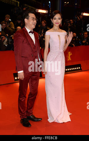 Berlin, Allemagne. Feb 11, 2016. 66e Festival International du Film de Berlin, Allemagne, 11 février 2016. Gala d'ouverture du film et premiere 'Hail Ceasar !' : Richard Shen (L) et l'actrice chinoise Tang Yan, également connu sous le nom de Tiffany Tang. Le film est présenté hors compétition à la Berlinale. La Berlinale se déroule du 11 février au 21 février 2016. Photo : BRITTA PEDERSEN/dpa/Alamy Live News Banque D'Images