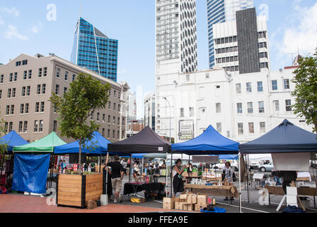 Marché alimentaire Les agriculteurs à côté de la gare de Britomart au centre d'Auckland. Banque D'Images