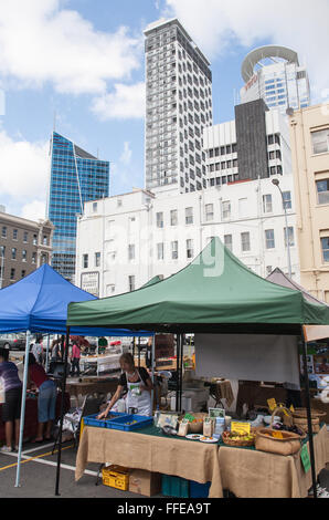 Marché alimentaire Les agriculteurs à côté de la gare de Britomart au centre d'Auckland. Banque D'Images