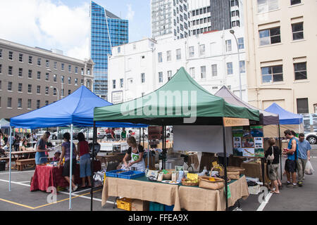 Marché alimentaire Les agriculteurs à côté de la gare de Britomart au centre d'Auckland. Banque D'Images