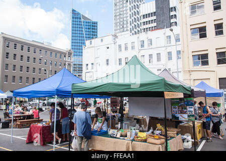 Marché alimentaire Les agriculteurs à côté de la gare de Britomart au centre d'Auckland. Banque D'Images