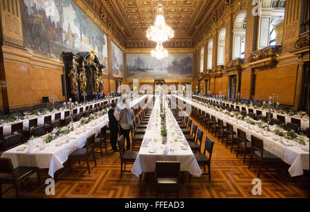 Hambourg, Allemagne. 12 Février, 2016. Les tables longues sont en cours de préparation pour les Matthiae-Mahl le dîner à l'hôtel de ville de Hambourg, Allemagne, 12 février 2016. Abgela la chancelière allemande Merkel et le Premier ministre britannique James Cameron sont les invités d'honneur invités spéciaux au dîner traditionnel événement. Le Matthiae-Mahl le dîner a une longue tradition dans la ville hanséatique de Hambourg, datant de 1356 AD. PHOTO : CHRISTIAN CHARISIUS/dpa/Alamy Live News Banque D'Images