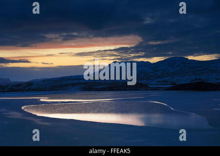 Lochan un ais au crépuscule - près de Knockan Falaise, Ross-shire, en Écosse. Banque D'Images