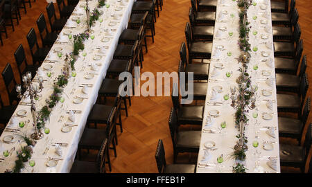 De longues tables sont en cours de préparation pour les Matthiae-Mahl le dîner à l'hôtel de ville de Hambourg, Allemagne, 12 février 2016. Abgela la chancelière allemande Merkel et le Premier ministre britannique James Cameron sont les invités d'honneur invités spéciaux au dîner traditionnel événement. Le Matthiae-Mahl le dîner a une longue tradition dans la ville hanséatique de Hambourg, datant de 1356 AD. PHOTO : CHRISTIAN CHARISIUS/dpa Banque D'Images