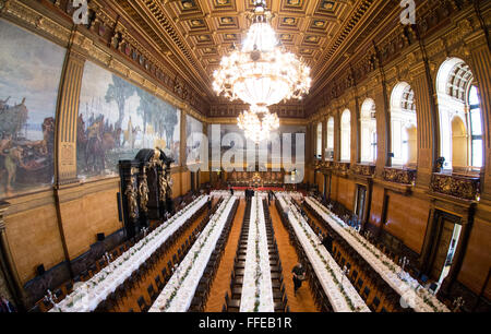De longues tables sont en cours de préparation pour les Matthiae-Mahl le dîner à l'hôtel de ville de Hambourg, Allemagne, 12 février 2016. Abgela la chancelière allemande Merkel et le Premier ministre britannique James Cameron sont les invités d'honneur invités spéciaux au dîner traditionnel événement. Le Matthiae-Mahl le dîner a une longue tradition dans la ville hanséatique de Hambourg, datant de 1356 AD. PHOTO : CHRISTIAN CHARISIUS/dpa Banque D'Images