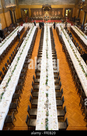 De longues tables sont en cours de préparation pour les Matthiae-Mahl le dîner à l'hôtel de ville de Hambourg, Allemagne, 12 février 2016. Abgela la chancelière allemande Merkel et le Premier ministre britannique James Cameron sont les invités d'honneur invités spéciaux au dîner traditionnel événement. Le Matthiae-Mahl le dîner a une longue tradition dans la ville hanséatique de Hambourg, datant de 1356 AD. PHOTO : CHRISTIAN CHARISIUS/dpa Banque D'Images