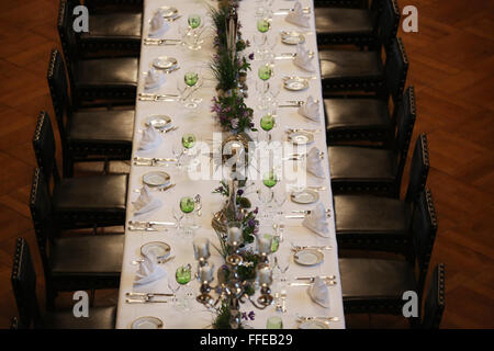 De longues tables sont en cours de préparation pour les Matthiae-Mahl le dîner à l'hôtel de ville de Hambourg, Allemagne, 12 février 2016. Abgela la chancelière allemande Merkel et le Premier ministre britannique James Cameron sont les invités d'honneur invités spéciaux au dîner traditionnel événement. Le Matthiae-Mahl le dîner a une longue tradition dans la ville hanséatique de Hambourg, datant de 1356 AD. PHOTO : CHRISTIAN CHARISIUS/dpa Banque D'Images