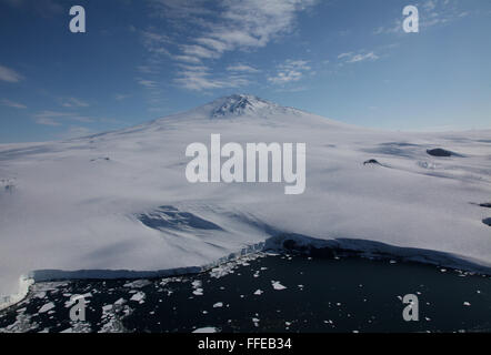 (160212) -- 'XUELONG' BRISE-GLACE, le 12 février 2016 (Xinhua) -- Photo prise le 9 février 2016 montre le Mont Melbourne dans l'Antarctique. Le brise-glace chinois Xuelong' ou ', Snow Dragon, atteint la mer de Ross à la recherche scientifique. (Xinhua/Zhu Jichai) (DHF) Banque D'Images