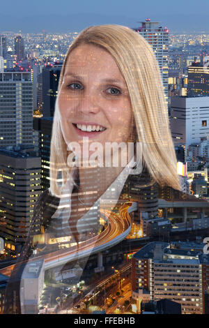Business Woman Woman smiling portrait ville succès sourire double exposition Banque D'Images