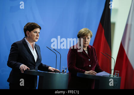 Berlin, Allemagne. 12 Février, 2016. La chancelière allemande Angela Merkel (R) et la visite du Premier ministre polonais Beata Szydlo assister à une conférence de presse à la chancellerie à Berlin, Allemagne, le 12 février 2016. © Zhang Fan/Xinhua/Alamy Live News Banque D'Images