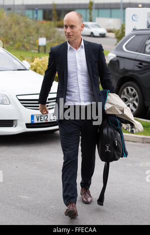 Stephen Kinnock MP du travail arrive à l'Advanced Manufacturing Park à Rotherham dans le Yorkshire du Sud pour participer à un sommet visant à ta Banque D'Images