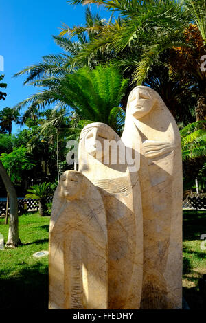 Sculptures en pierre de trois figures de Fadi Altabor dans les jardins botaniques d'El Majuelo, Almuñécar, Costa Tropical, Andalousie. Espagne Banque D'Images
