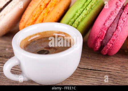 Macarons et tasse de café vue côté vintage background Banque D'Images