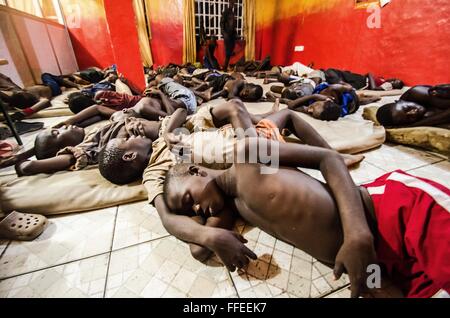 Les enfants sans-abri dormir dans un refuge à Freetown, Sierra Leone. Banque D'Images