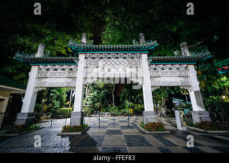 L'arche à l'entrée le jardin chinois à Rizal Park at night, à Ermita, Manille, Philippines. Banque D'Images