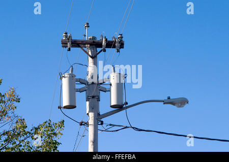 Point de connexion avec 2 transformateurs et la rue de la lumière sur la ligne de transmission électrique Banque D'Images