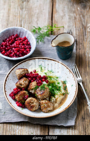 Swedish meatballs with mash de pommes de terre et les airelles Banque D'Images