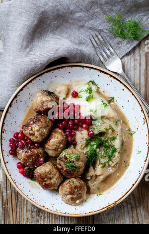 Swedish meatballs with mash de pommes de terre et les airelles Banque D'Images