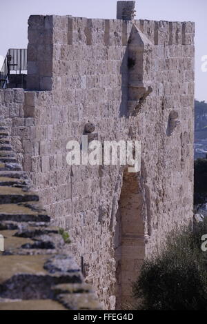 Vue sur la partie supérieure de la porte de Sion également appelé Bab Harat al-Yahud ou Bab an-Nabi Dawud une des huit portes des murs ottomans de la vieille ville construite au 16th siècle par le sultan turc Suleiman le magnifique, Jérusalem Israël Banque D'Images