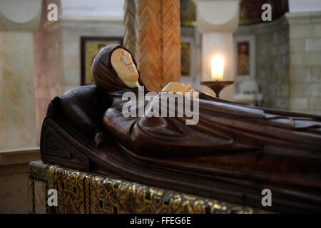 Effigie de Vierge Marie endormie sur son lit de mort fabriqué en bois de cerisier et de l'ivoire à la crypte souterraine où Marie est mort, selon la tradition chrétienne à l'intérieur de l'église de l'abbaye bénédictine de la Dormition sur le mont Sion à Jérusalem, Israël Banque D'Images