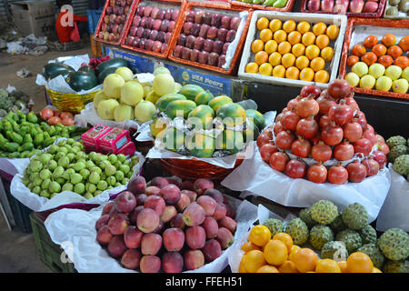 Mumbai, Inde - le 19 octobre 2015 - Les fruits et légumes sur le marché indien à Mumbai Banque D'Images