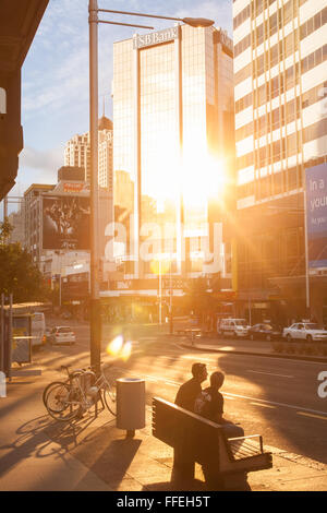 Réflexion,Coucher de Soleil reflété le long de Queen Street, principale rue commerçante dans le centre-ville d'Auckland, Nouvelle-Zélande Banque D'Images