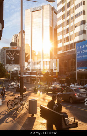 Réflexion,Coucher de Soleil reflété le long de Queen Street, principale rue commerçante dans le centre-ville d'Auckland, Nouvelle-Zélande Banque D'Images