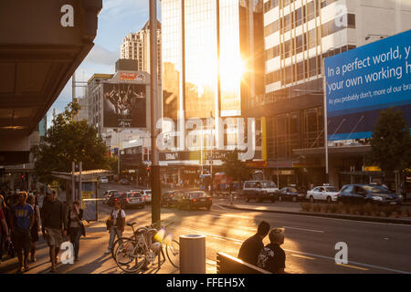 Réflexion,Coucher de Soleil reflété le long de Queen Street, principale rue commerçante dans le centre-ville d'Auckland, Nouvelle-Zélande Banque D'Images