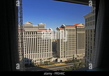 Vue depuis la fenêtre vers l'hôtel Bellagio Caesers Palace Hotel à Las Vegas Banque D'Images