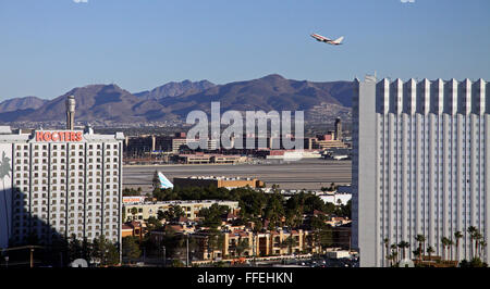 Un avion qui décolle de l'aéroport international McCarran, Las Vegas, Nevada, USA Banque D'Images